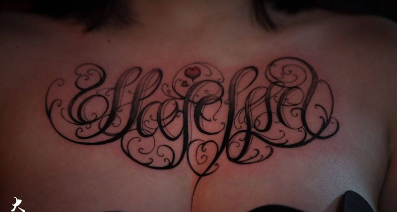 软花纹身图片_胸部花体字纹身图案