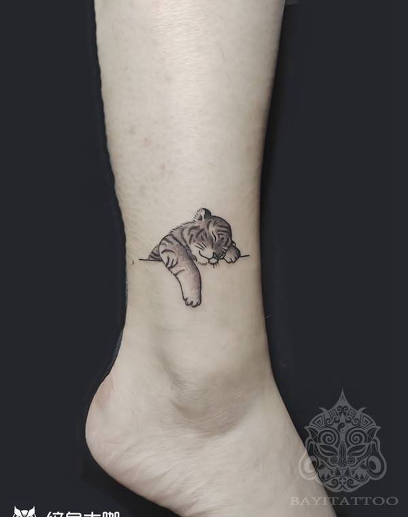 两枚小脑斧纹身图片_脚部手臂点刺小清新小老虎纹身图案