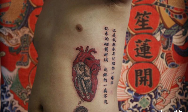 客人自带图纹身图片_胸部水彩纹身图案