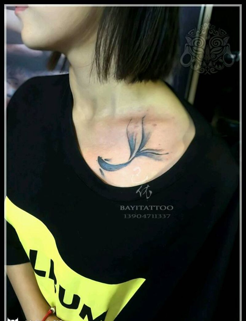 随意水墨凤尾纹身图片_胸部清新国画动物内蒙古纹呼市巴依纹身图案