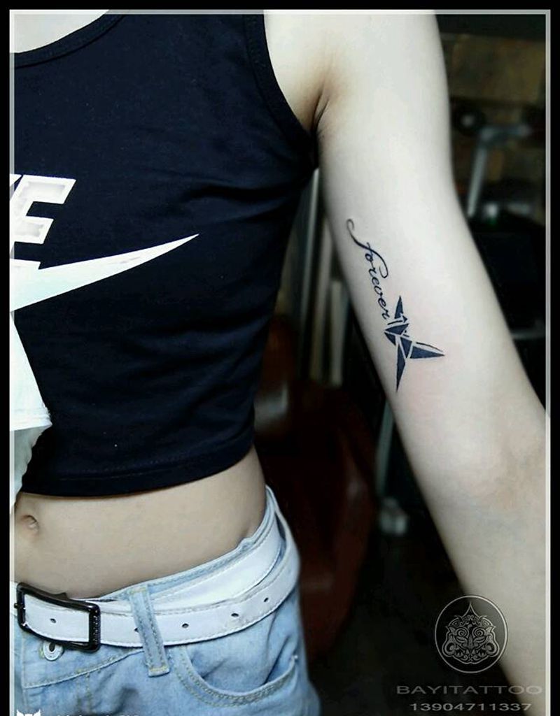 英文千纸鹤纹身图片_手臂千纸鹤字母纹身图案