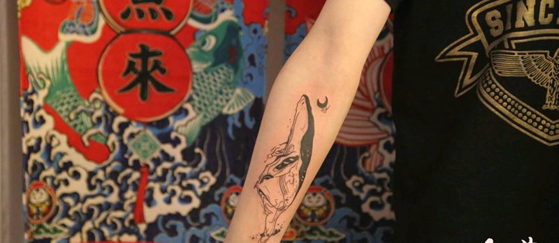 鲸鱼纹身图片_手臂图腾水墨纹身图案