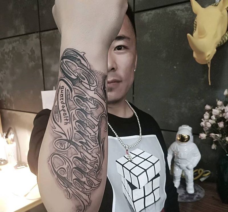 奇卡诺纹身图片_手臂花体字纹身图案
