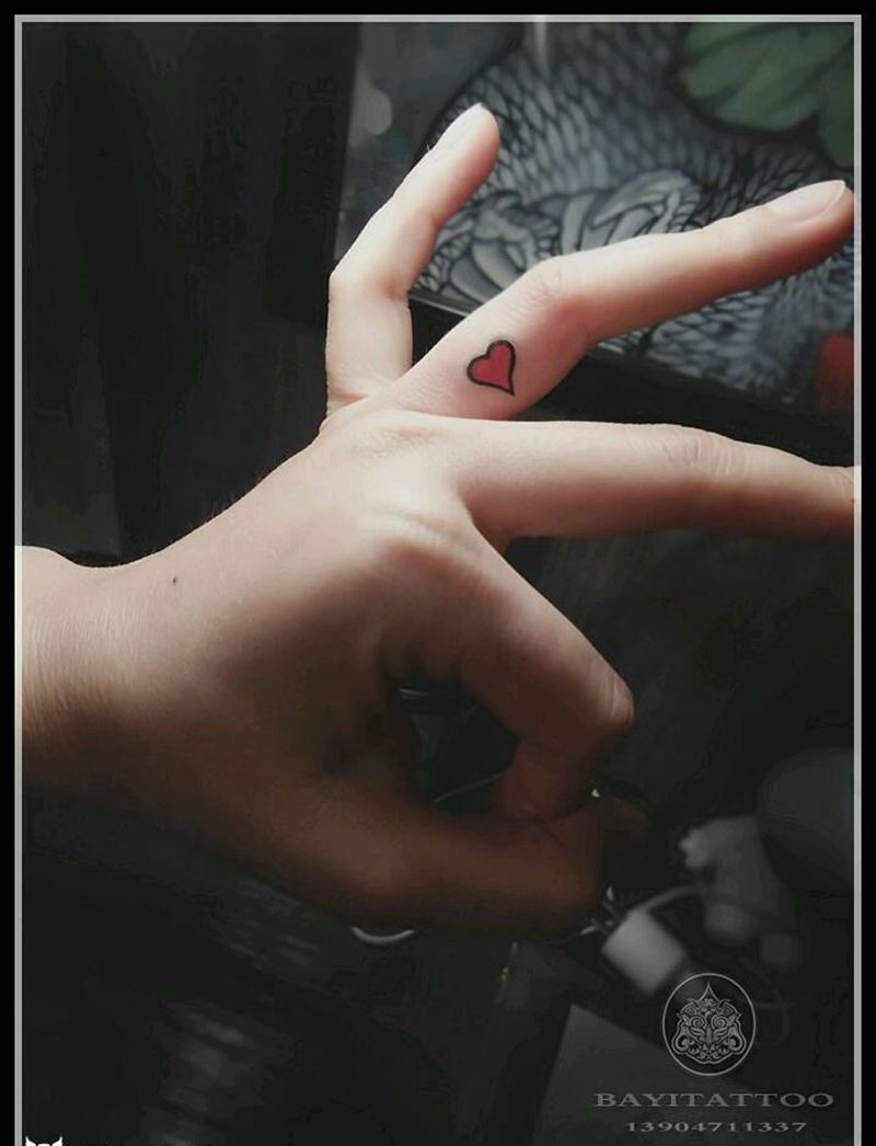 指间❤纹身图片_手部清新内蒙古纹呼市巴依纹身图案