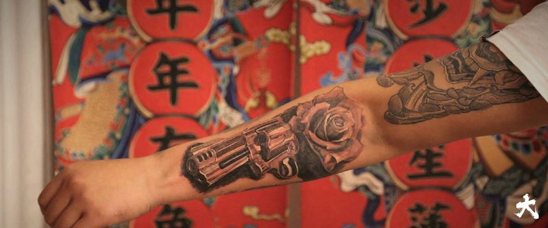 枪花纹身图片_手臂欧美写实纹身图案