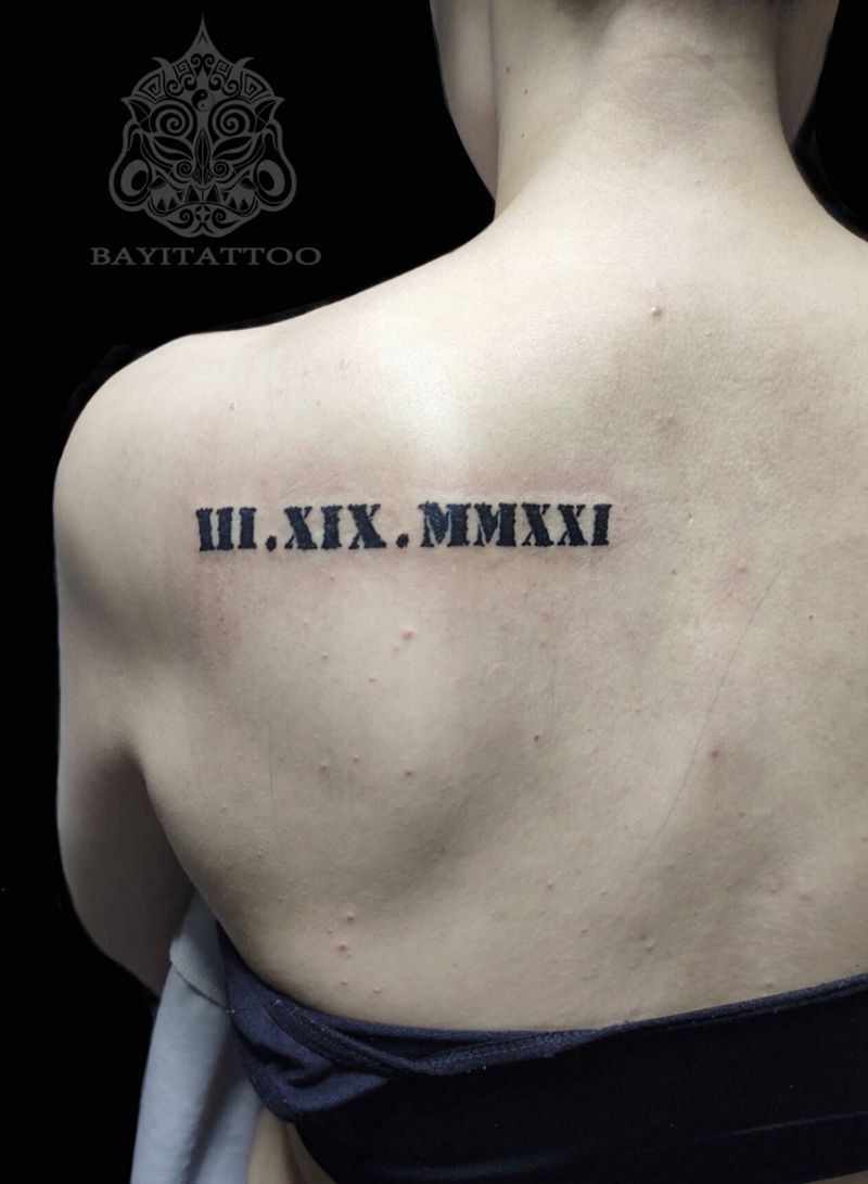 罗马字母纹身图片_背部花体字权志龙罗马字母纹身图案