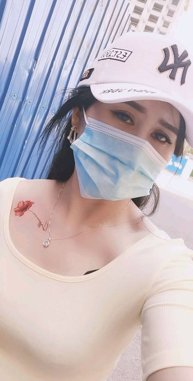 锁骨罂粟英文纹身图片_胸部水彩花体字锁骨罂粟花纹身图案