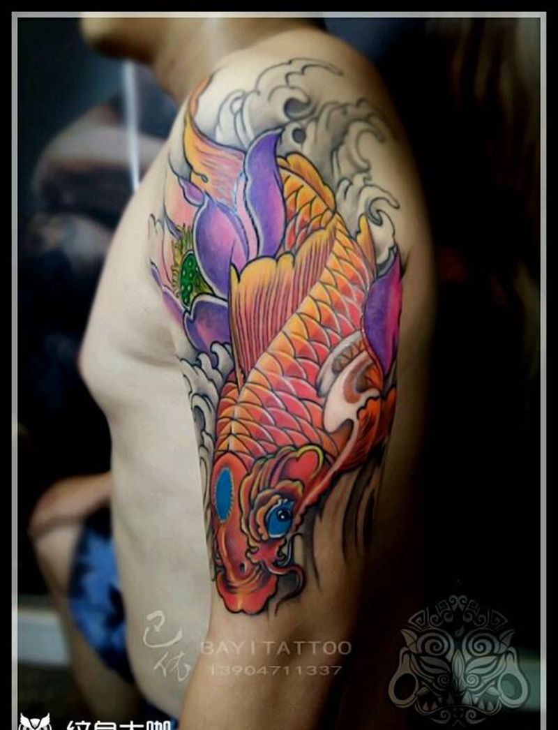 大臂锦鲤纹身图片_肩部传统内蒙古纹呼市巴依纹身图案