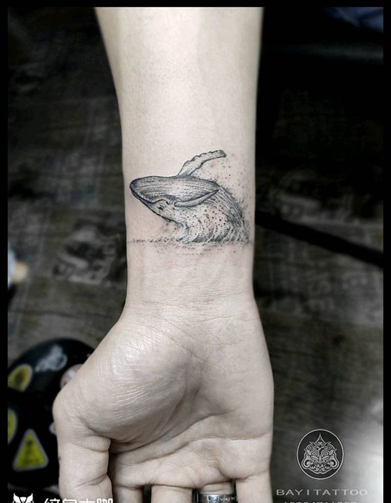 出水之鲲纹身图片_手部水墨鲲小清新纹身图案