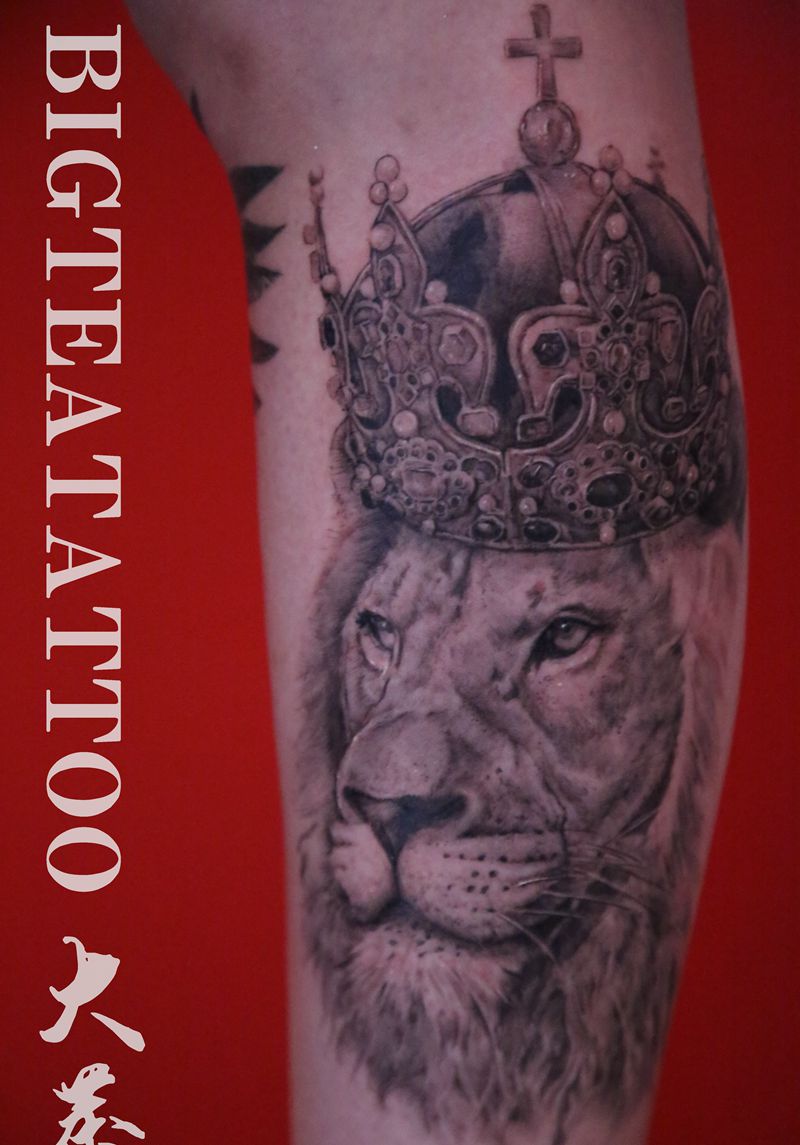 《加冕》狮子写实纹身纹身图片_腿部欧美写实纹身图案