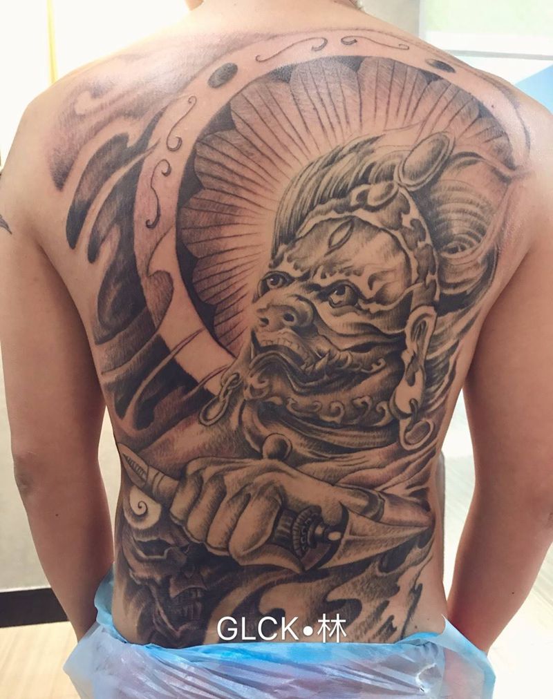 守护神满背纹身图片_传统背部人物纹身图案
