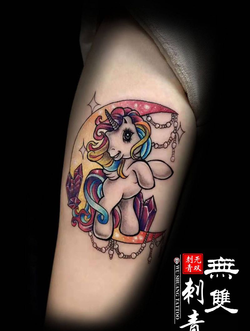 彩色独角兽纹身图片_手臂水彩纹身图案