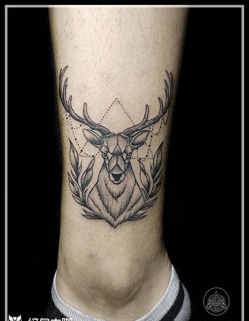 鹿头纹身图片_腿部点刺几何鹿头纹身图案