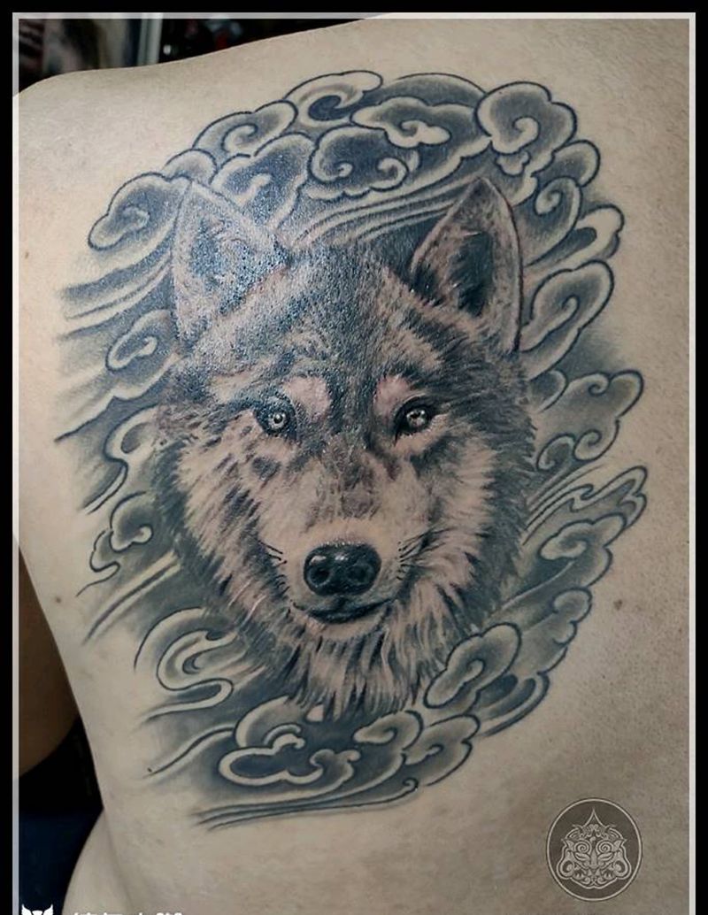 狼图腾纹身图片_背部新传统欧美写实狼图腾纹身图案