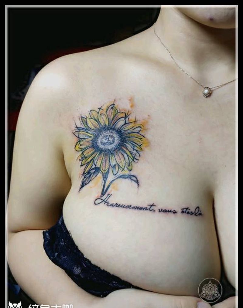 前胸向阳花纹身图片_胸部水彩水墨向阳花纹身图案