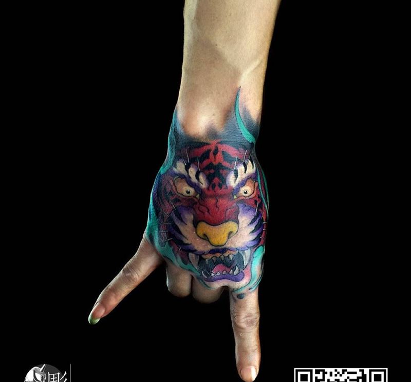 老虎手背纹身图片_传统成品手部动物鬼神纹身图案