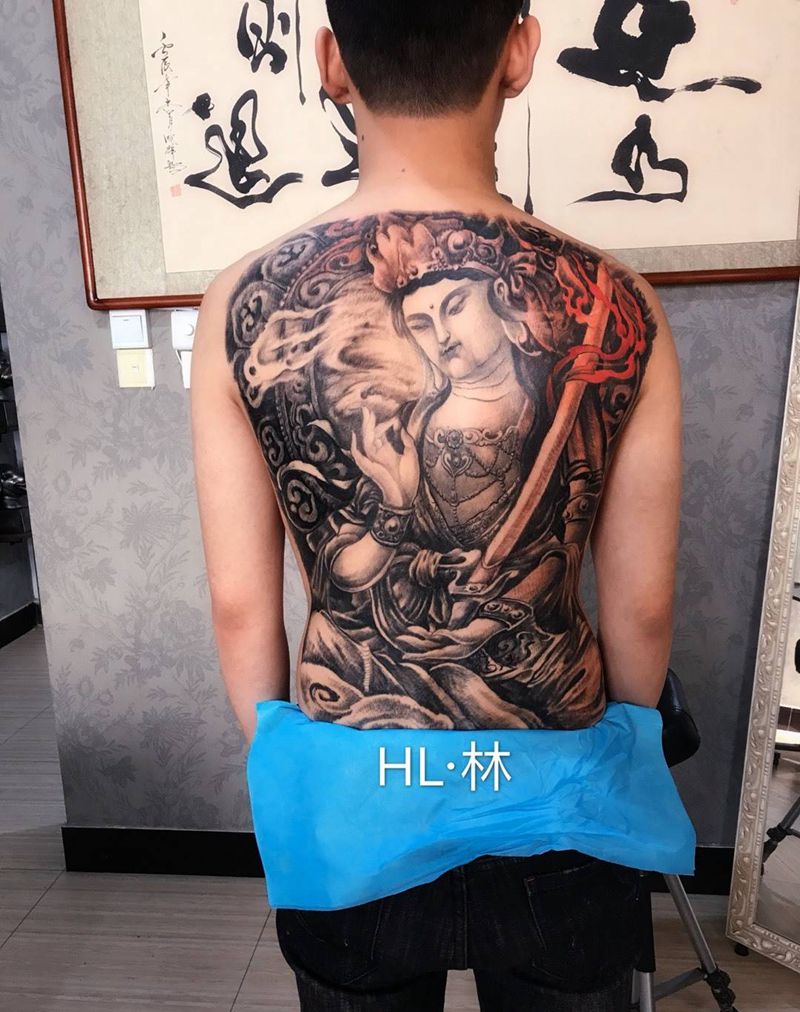 守护菩萨纹身图片_背部传统人物纹身图案