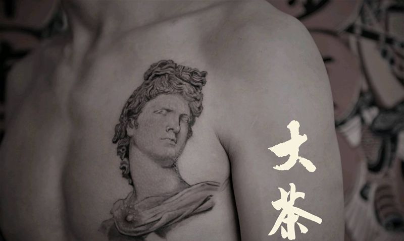 阿波罗纹身图片_胸部欧美写实纹身图案