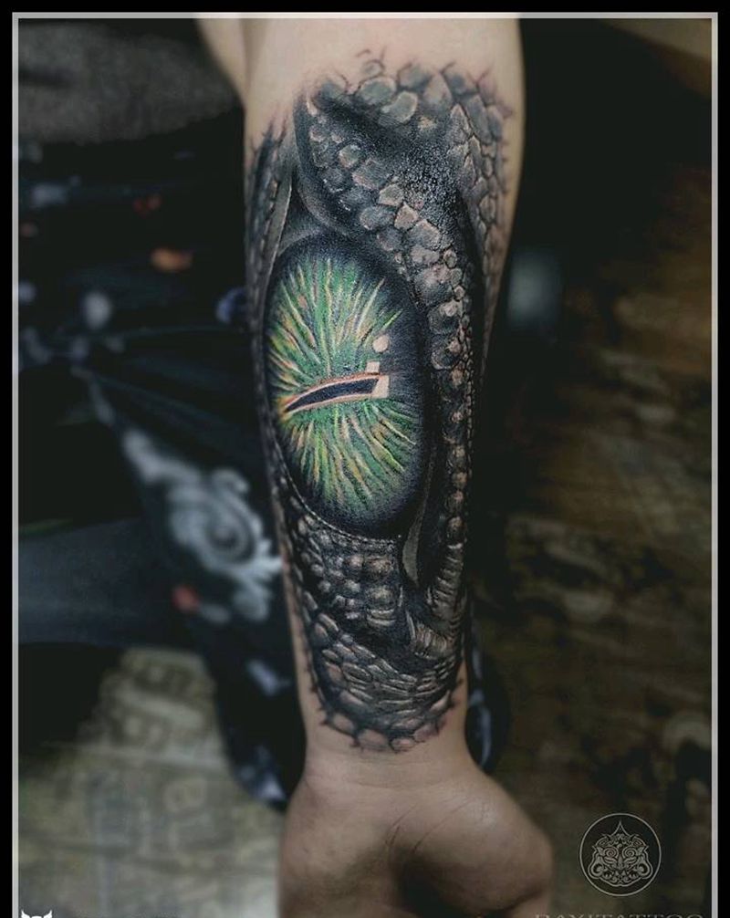 蛇眼纹身图片_手臂欧美写实蛇眼纹身图案