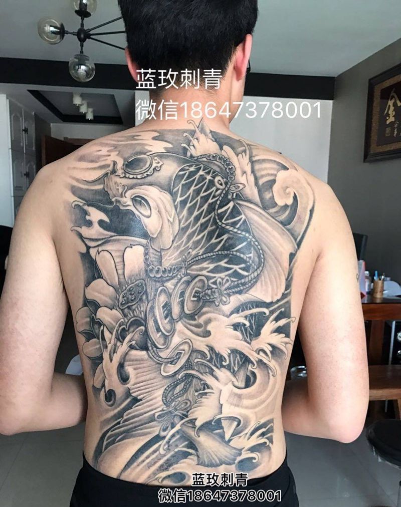 恢复正常的满背鱼纹身图片