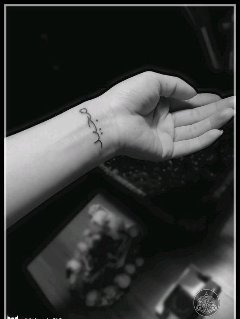 阿拉伯文纹身图片_手臂花体字阿文纹身图案