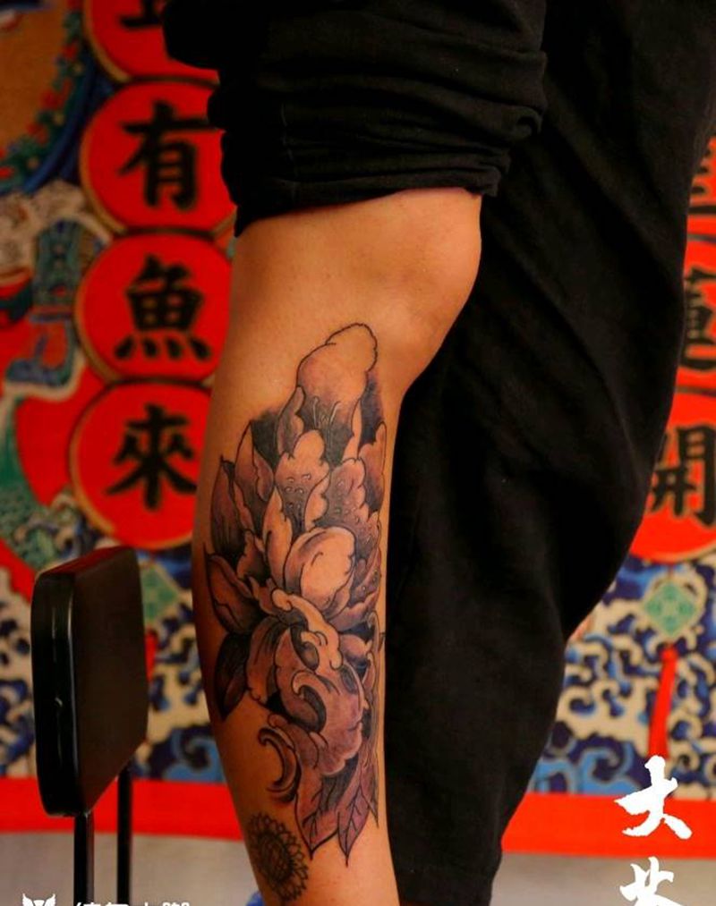 传统荷花加浪花纹身图片_腿部水墨老传统纹身图案