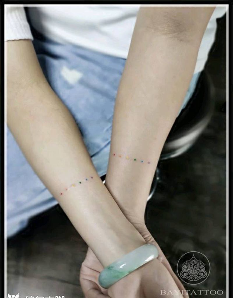 彩点闺蜜纹身图片_手臂点刺几何小清新彩点纹身图案