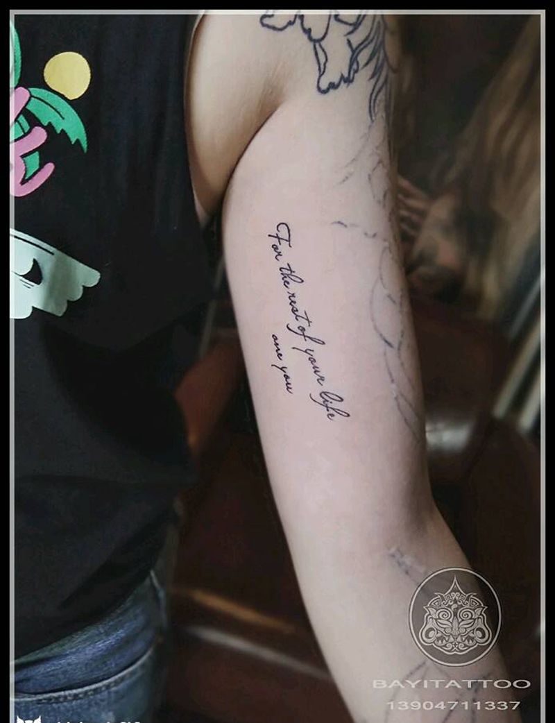 字母一枚纹身图片_手臂字母纹身图案