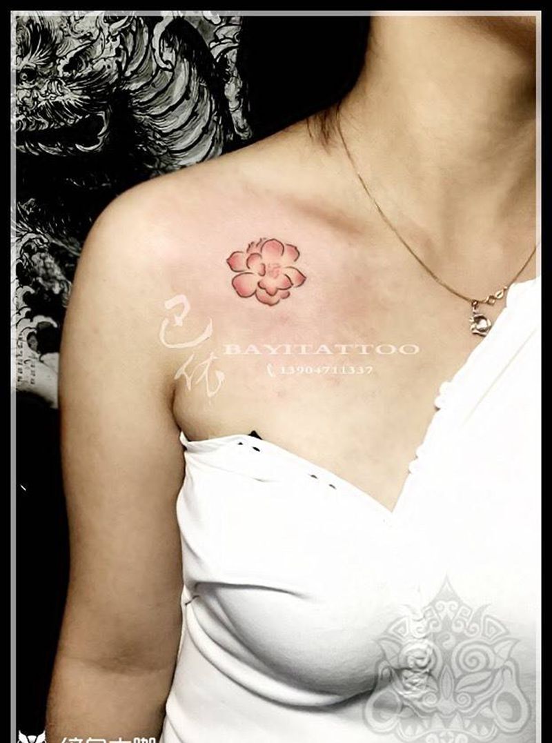 锁骨小花纹身图片_巴依纹身内蒙古纹身专业纹身植物清新胸部纹身图案