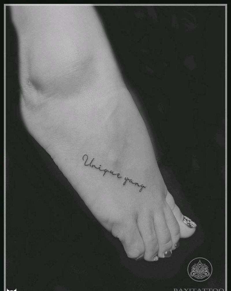 脚面英文纹身图片_脚部花体字纹身图案