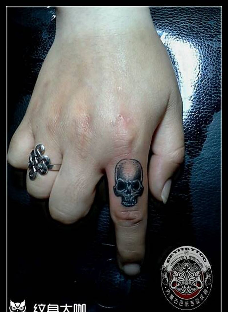 手指骷髅～～～旧图向阳花修改纹身图片_腿部手部欧美巴依纹身专业纹身纹身培训纹身图案