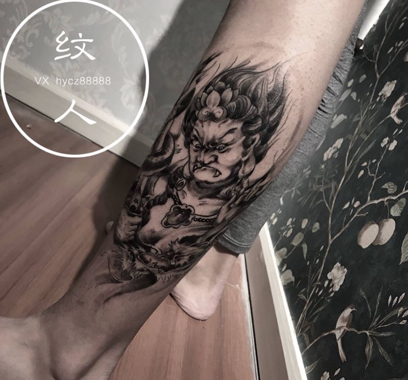 不动冥王纹身图片_腿部新传统纹身图案