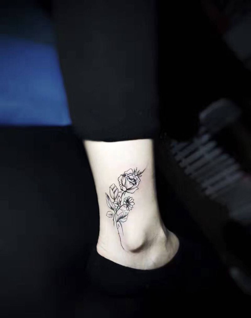 脚踝单色小花纹身图片