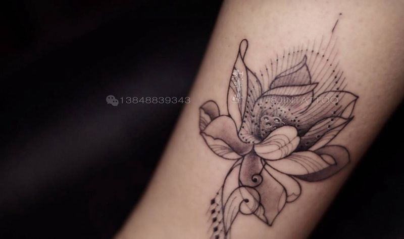 线条莲花纹身图片_成品腿部清新植物图腾脚部几何纹身图案