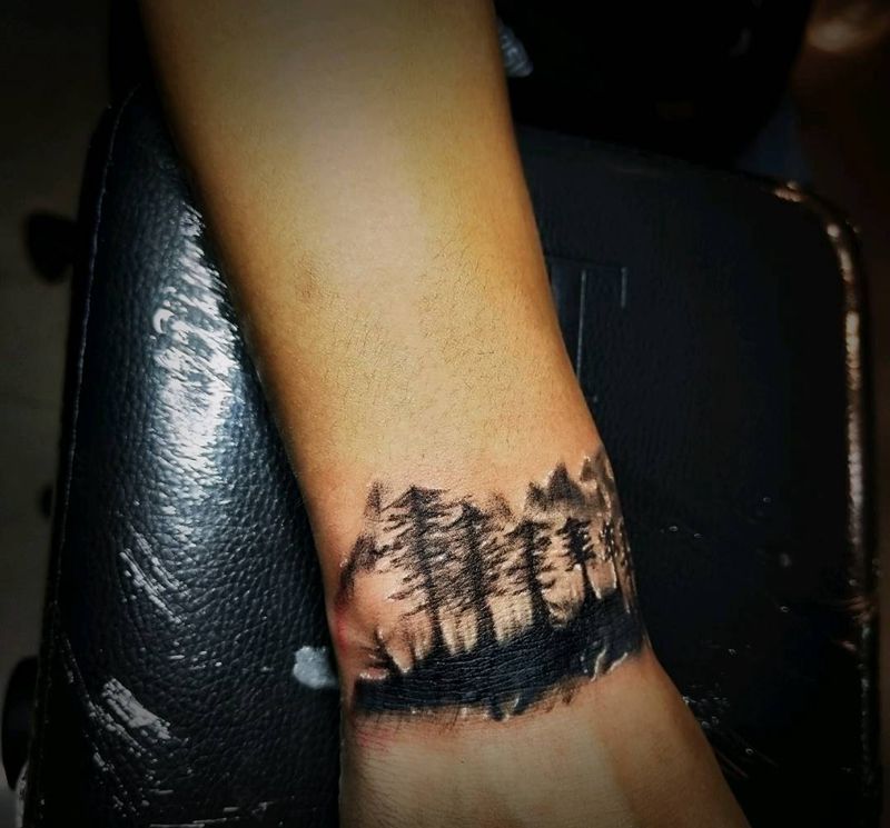 遮盖纹身图片_手部欧美写实森林纹身图案