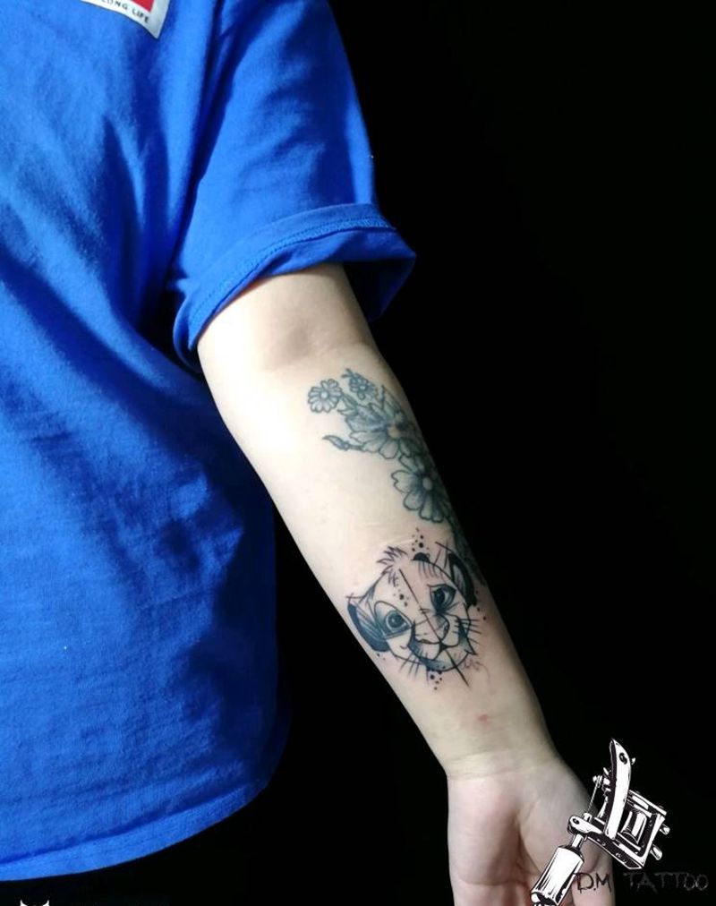 辛巴纹身图片_手臂点刺几何纹身图案