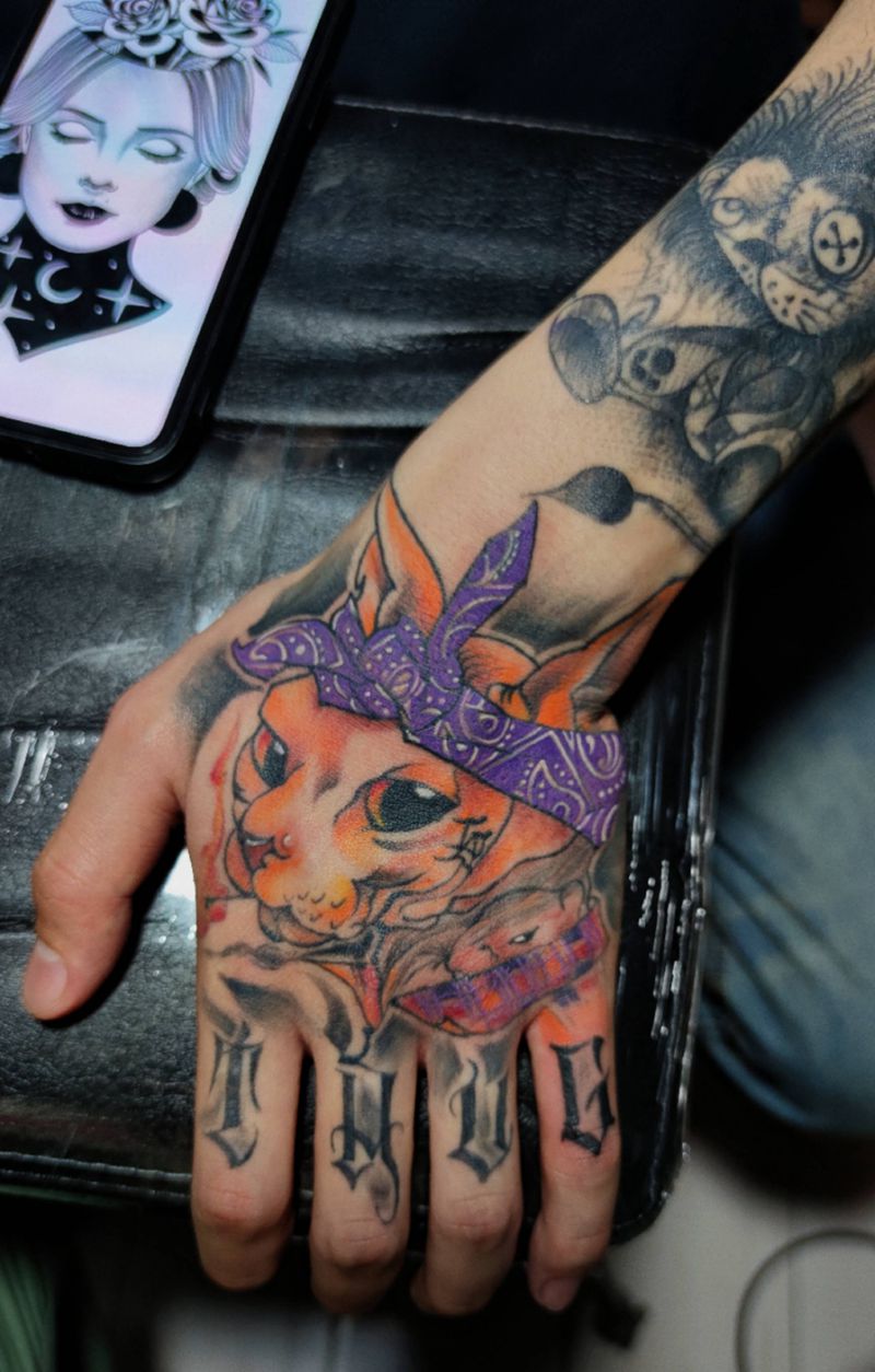 斯芬克斯无毛猫纹身图片_手部New School猫彩色纹身图案