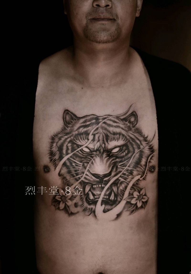 胸口虎纹身图片_胸部新传统老虎属虎生肖纹身图案