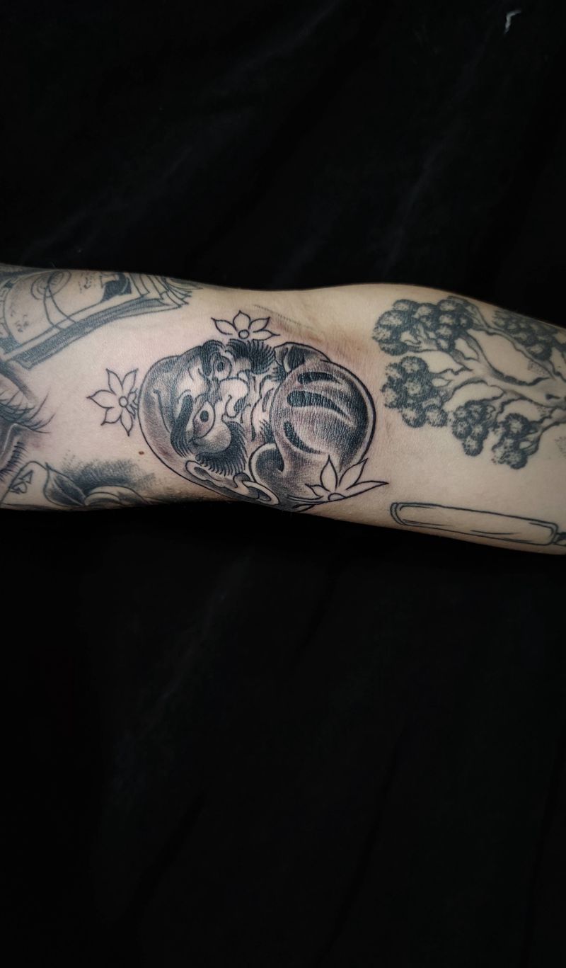 小达摩蛋纹身图片_手臂老传统纹身图案