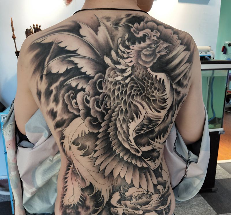 凤凰底色恢复好上彩色纹身图片_背部新传统纹身图案
