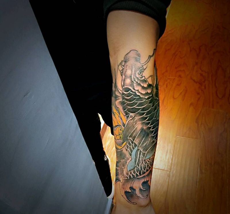 鲤鱼遮盖纹身图片_手臂新传统鱼纹身图案