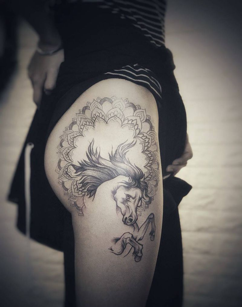 大腿外侧 马纹身图片