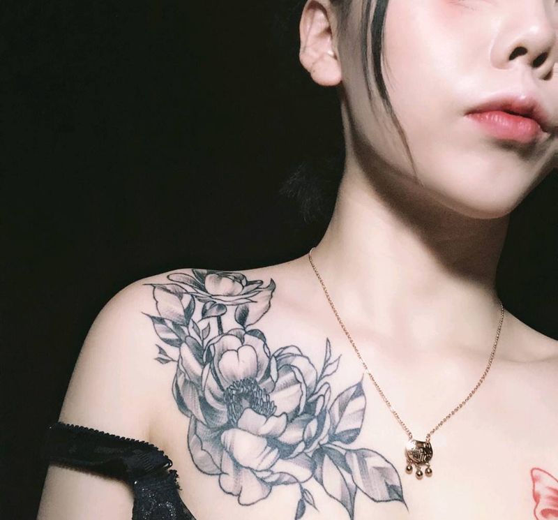 素花纹身图片_肩部点刺纹身图案