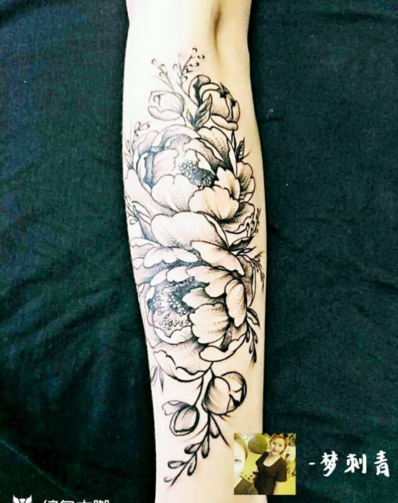 小臂花纹身图片_手臂传统写实植物纹身图案
