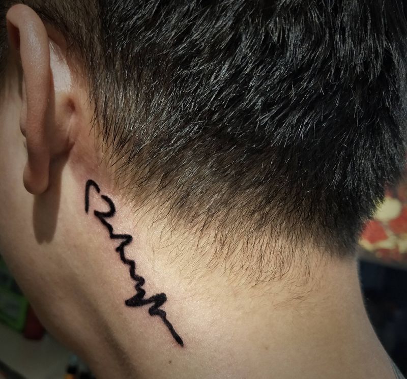 心电图纹身图片_颈部几何纹身图案