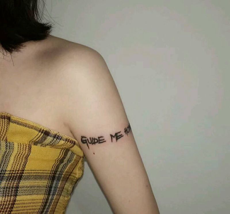 涂鸦字母纹身图片_手臂水墨花体字纹身图案