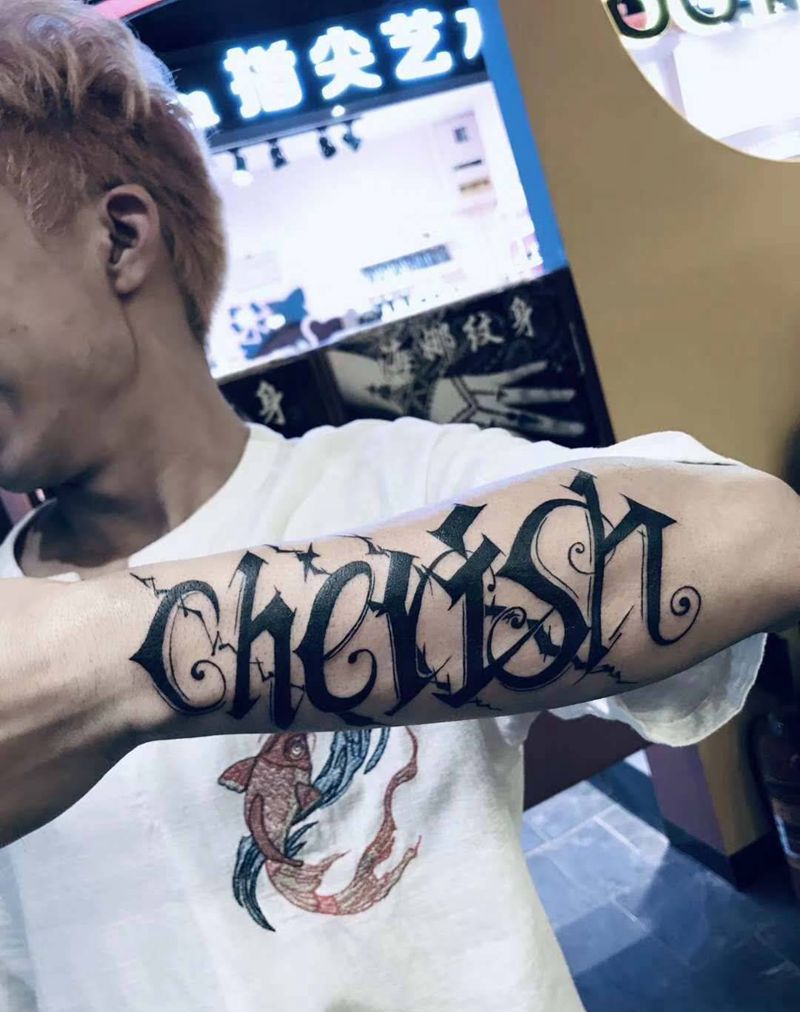 花体英文纹身图片_手臂花体字New School纹身图案