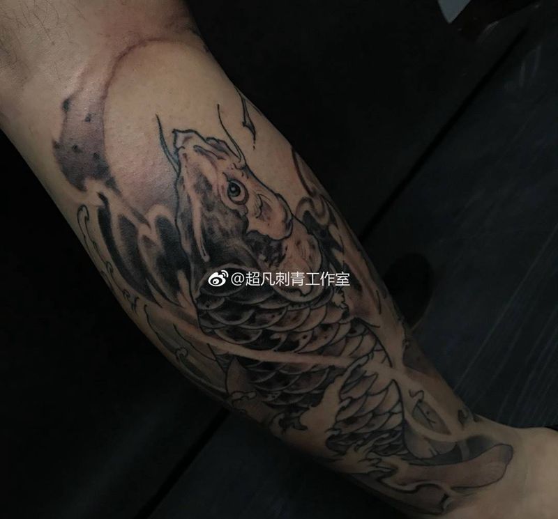 水墨新传统鱼纹身图片_成品腿部传统动物纹身图案