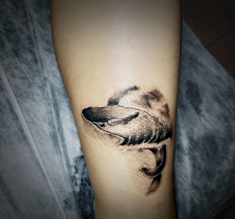 鲸鱼纹身图片_腿部欧美写实鲸鱼纹身图案