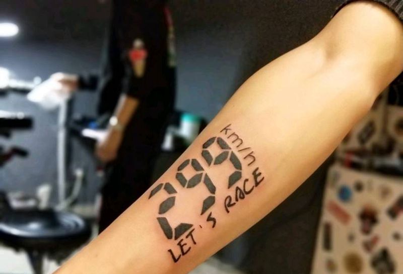 骑手的信仰纹身图片_手臂几何花体字纹身图案